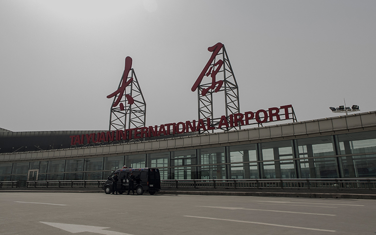 太原機場機庫大門、旗杆