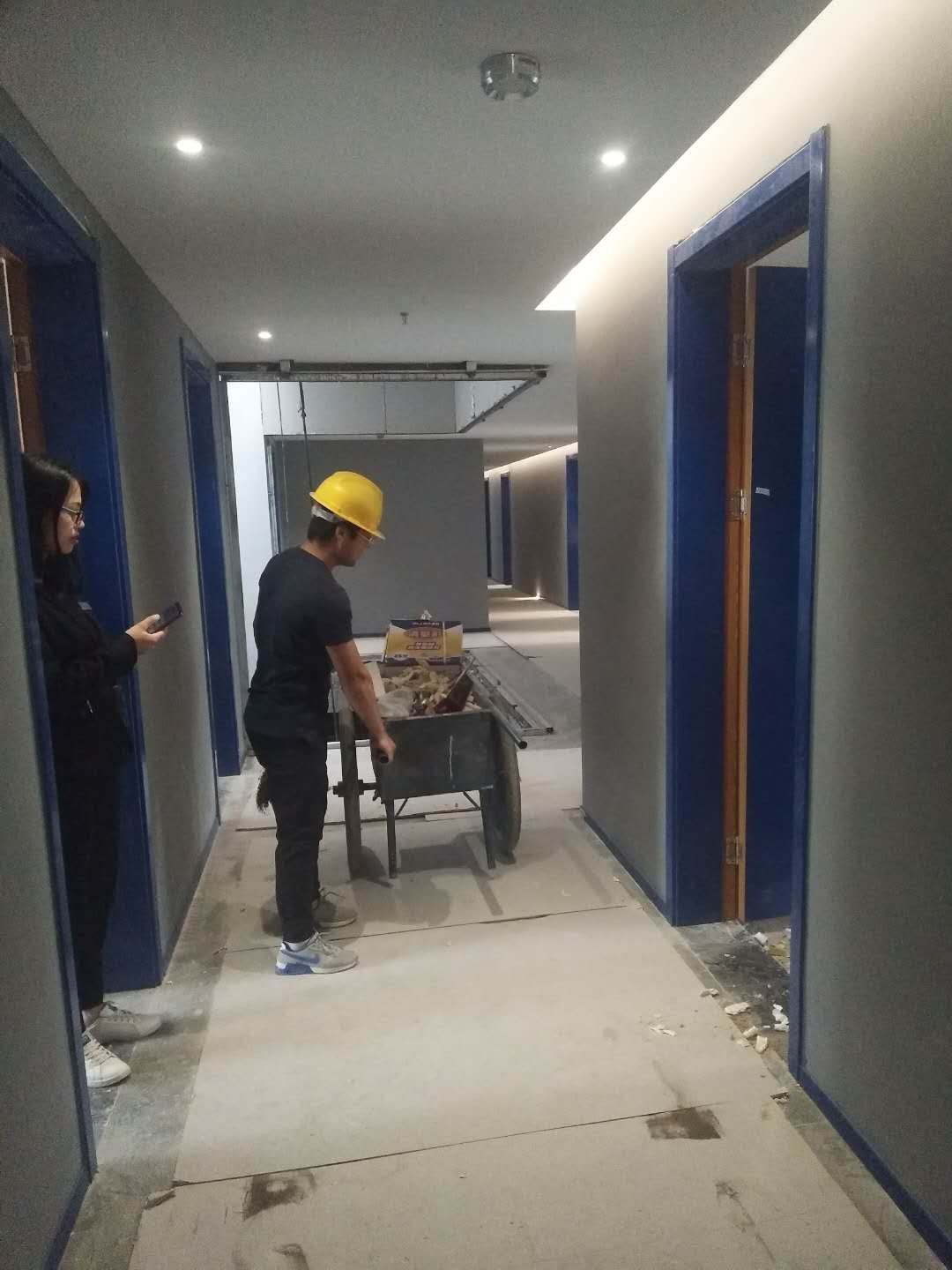 2018年5月6日工師傅們在（zài）實施***後一道工序打膠並打掃衛生。