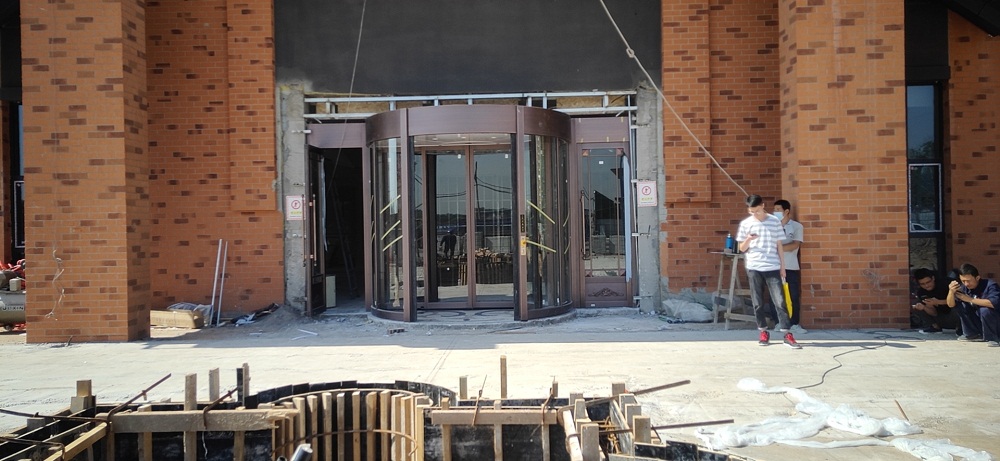 2020清徐仿銅旋轉（zhuǎn）門安裝現場