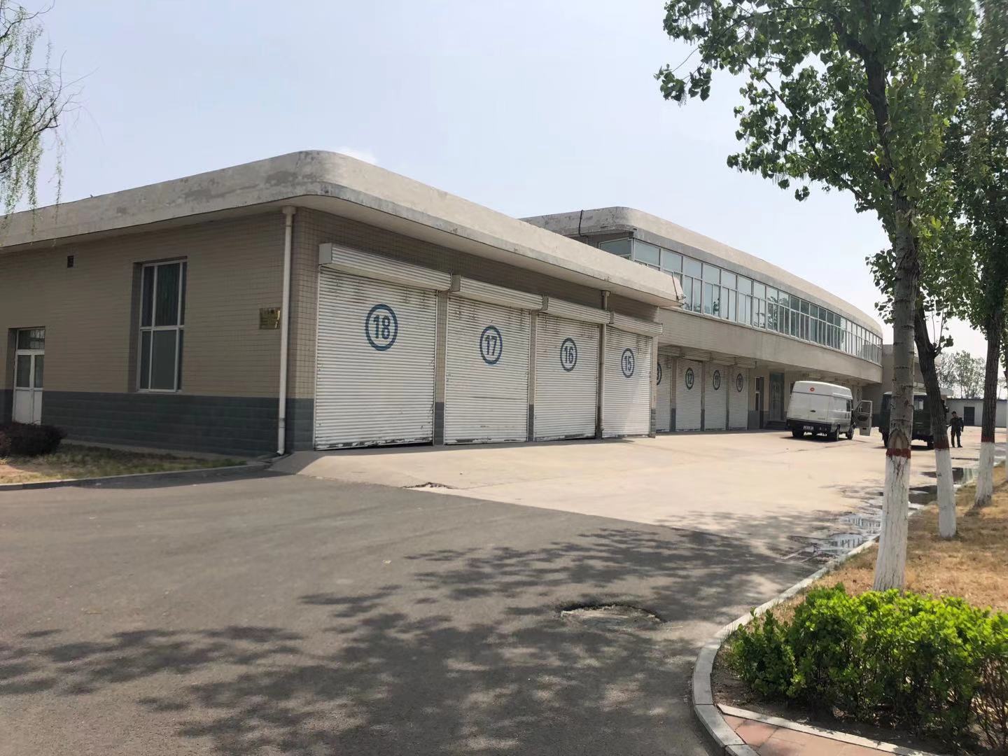 2020省武警基（jī）地車隊提升門及卷閘（zhá）門安裝現場（chǎng）